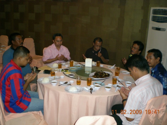makan malam bersama guru dan pelajar-pelajar yang pernah menuntut di SMK Agaseh,Lahad Datu.Sabah. 